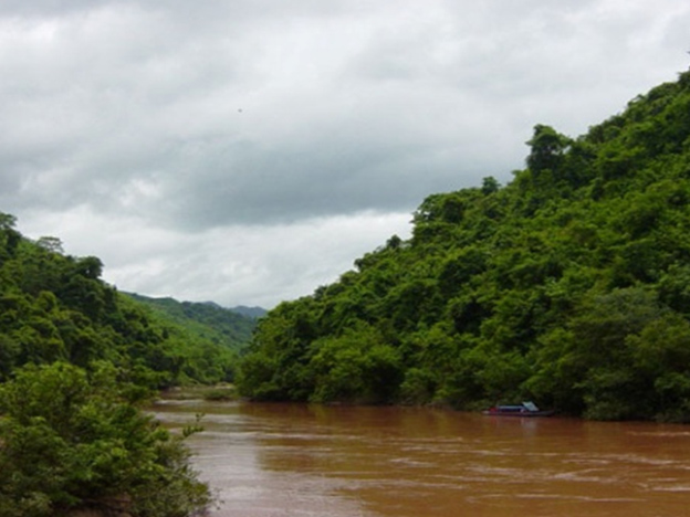 Travelling upstream on the Nam Ou